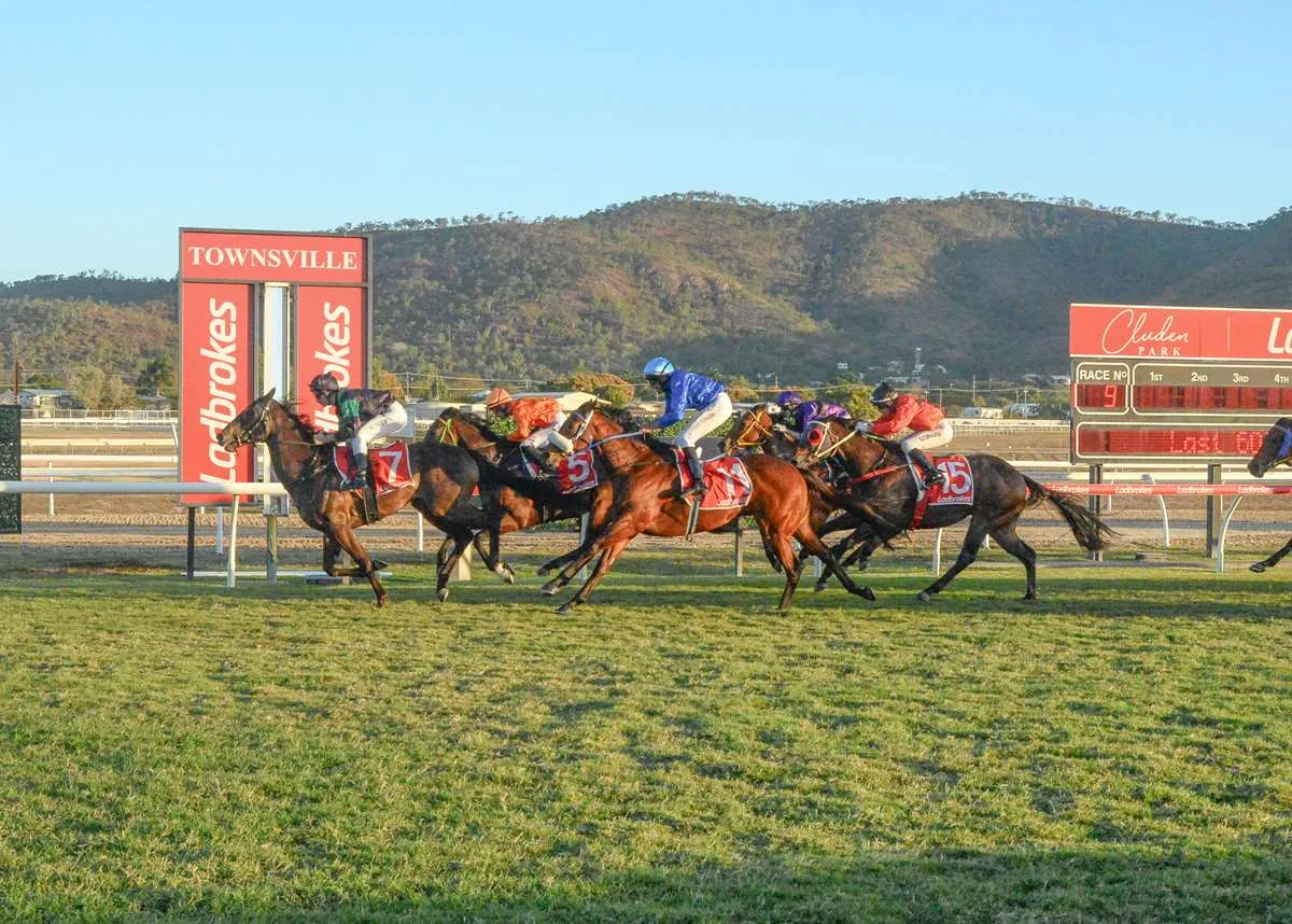Les chases Cleveland Bay win for gun jockey dad