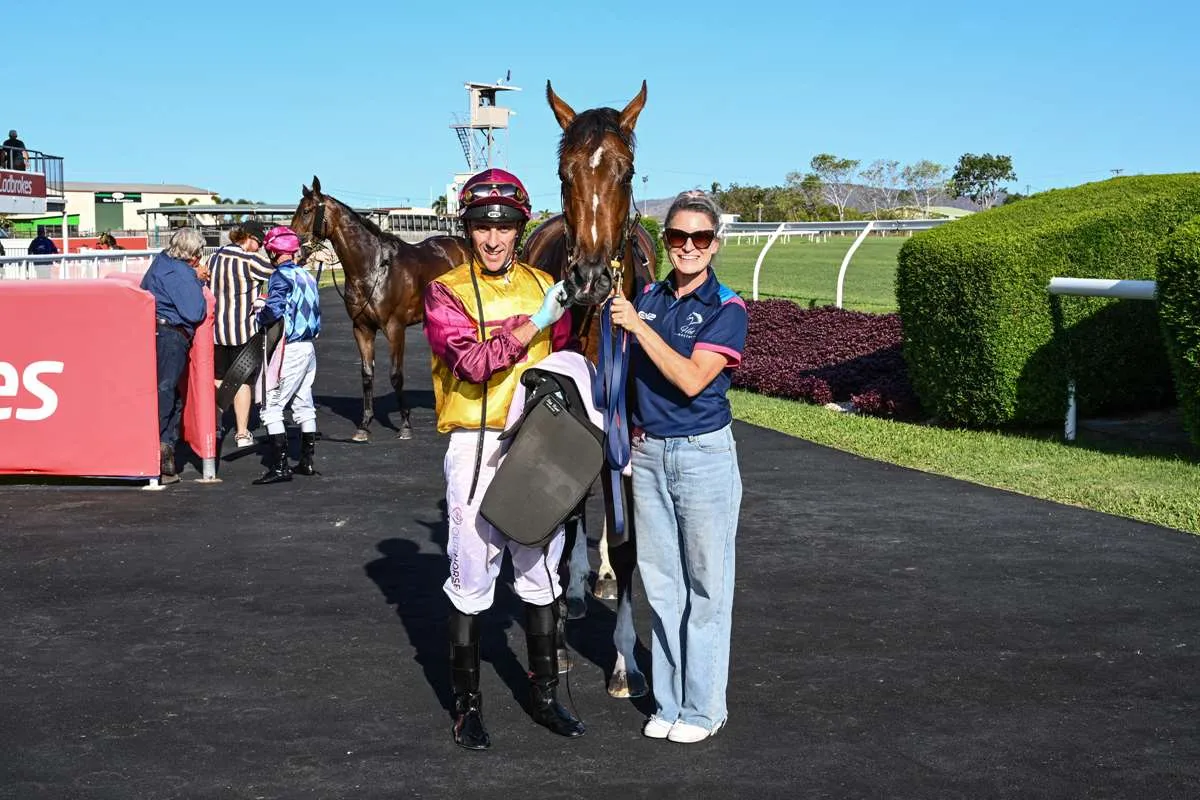Holts Chase Team Win in Classic with Blitzem