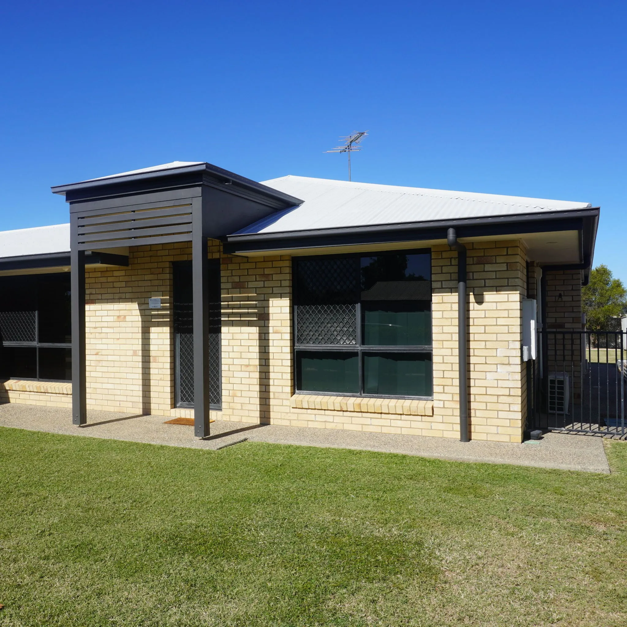 Mayfair Drive, Emerald Slide